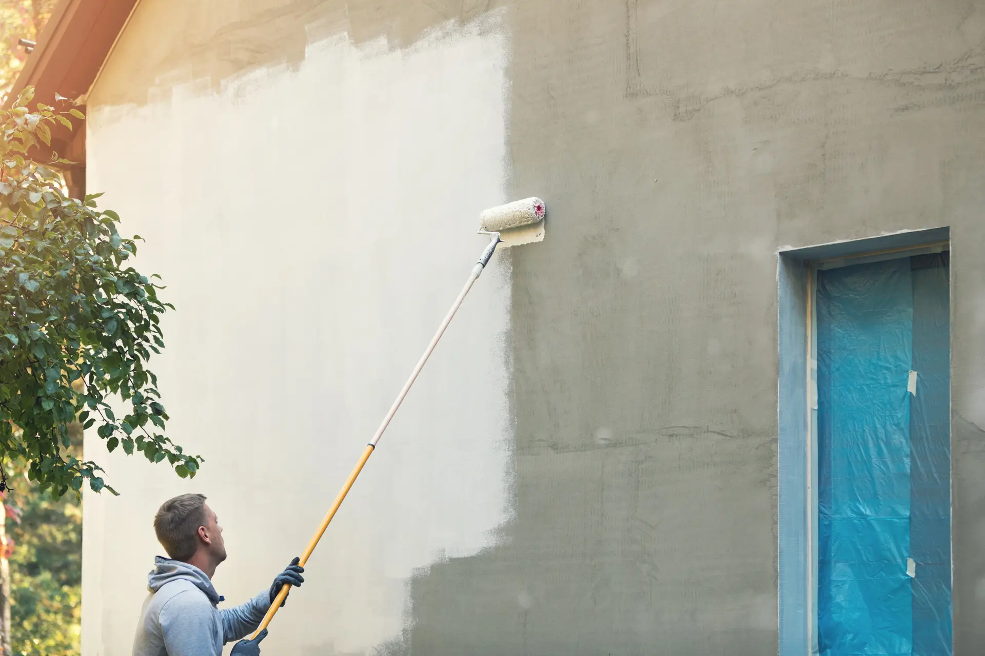 Pintor trabajando en una fachada en Vitoria